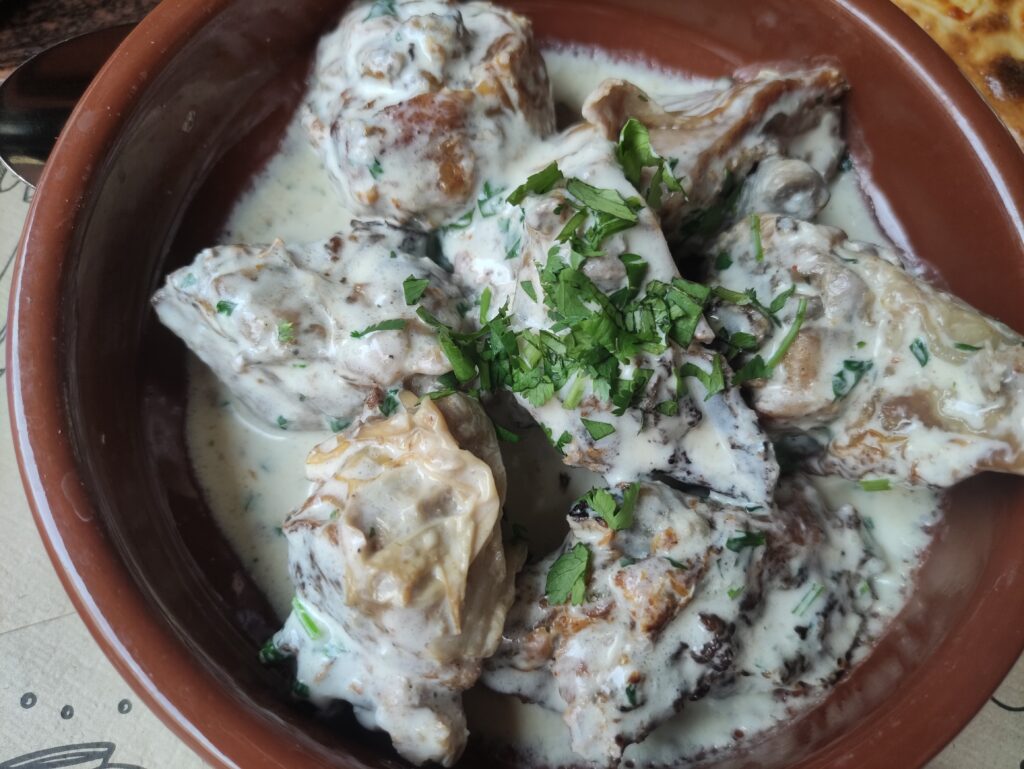 シュクメルリ(Shkmeruli)— ジョージアの伝統的な鶏肉料理。写真はバトゥミのレストラン「València」にて撮影。